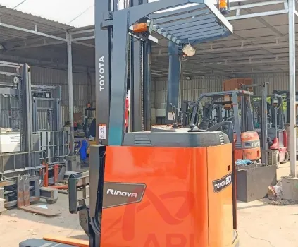 Xe nâng điện đứng lái Toyota 2 tấn