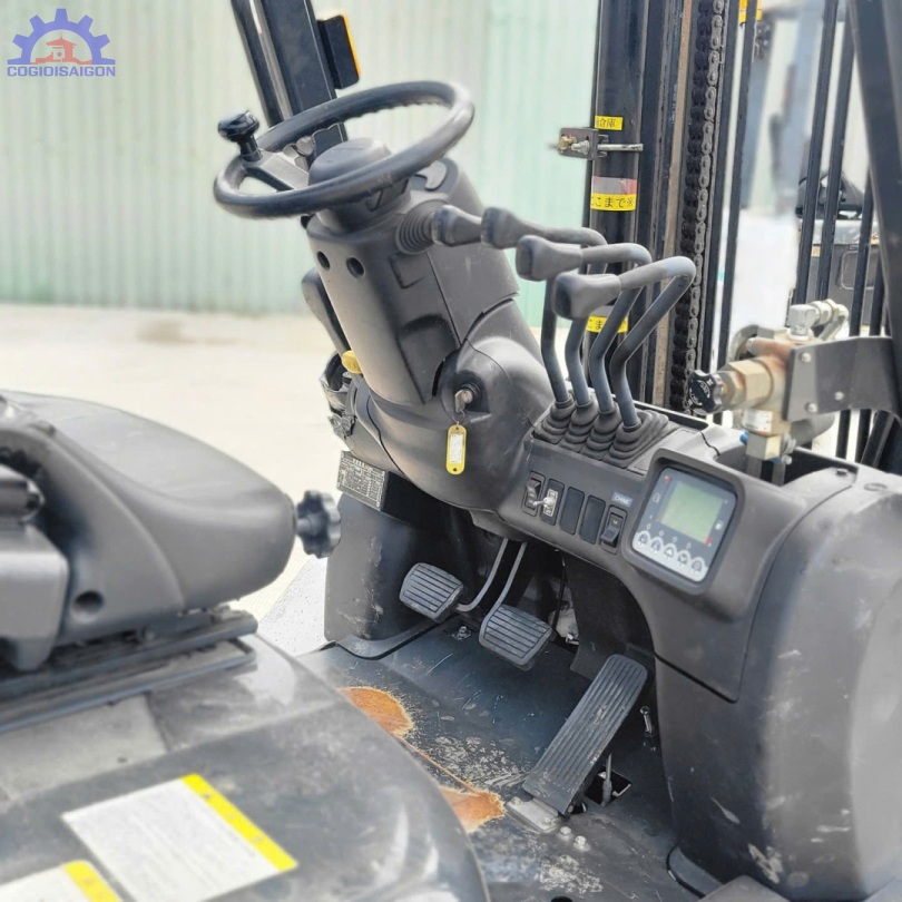 Xe nâng kẹp giấy tròn Unicarriers